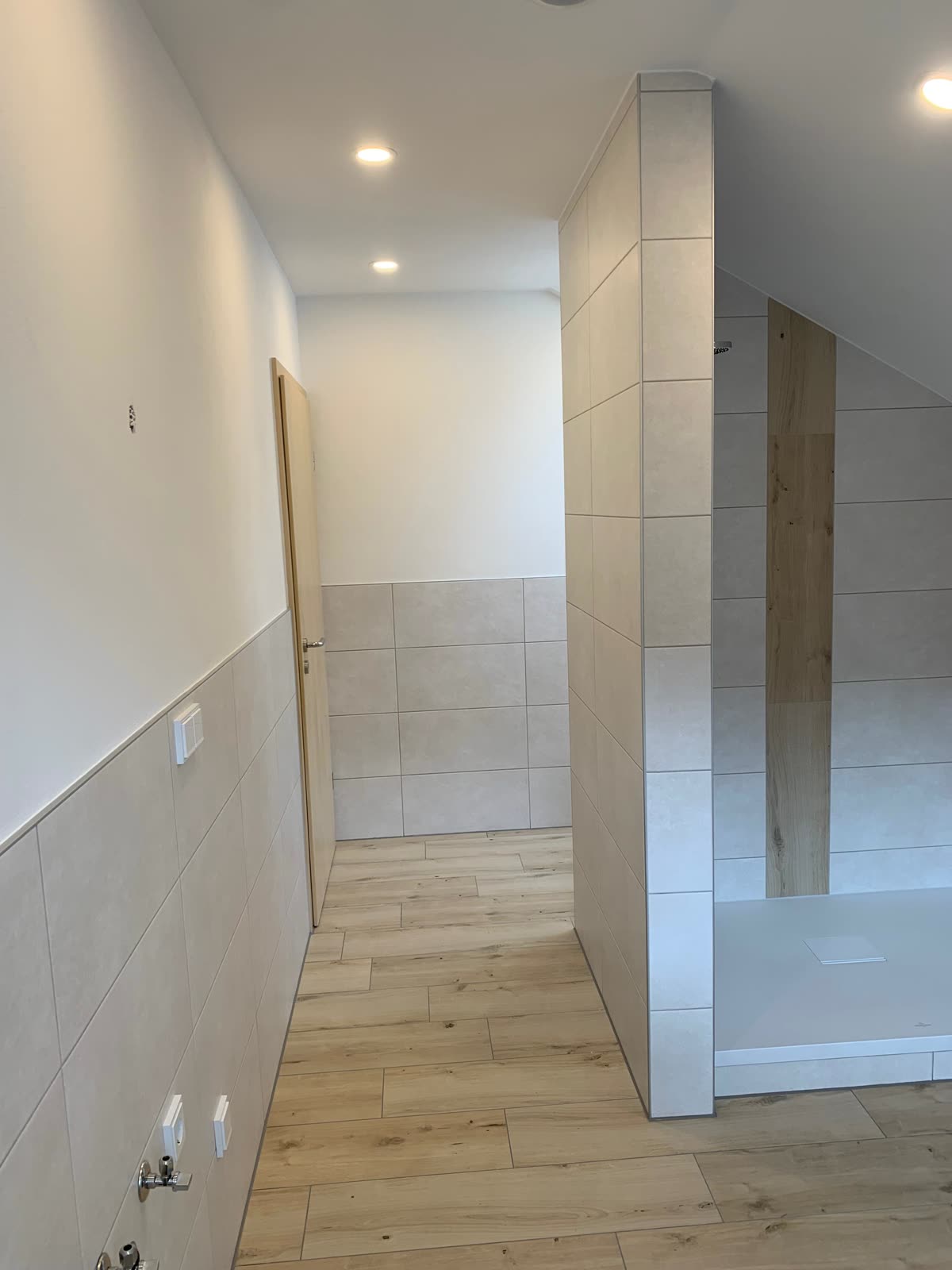 Dusche mit Holz-Akzent